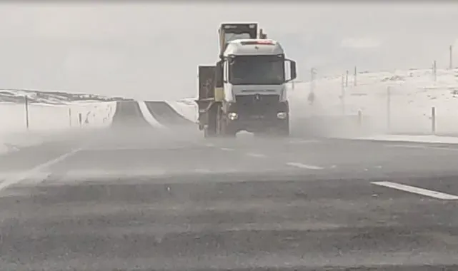 Ardahan'ın yüksek kesimlerinde etkili olan tipi ulaşımı aksatıyor