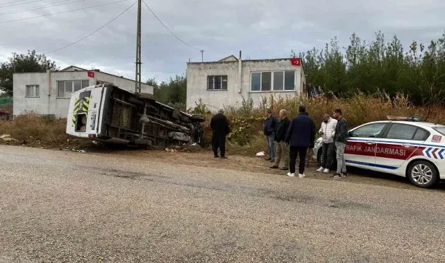 Öğrenci servisi takla attı: 2 yaralı