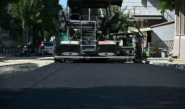 Altyapısı yenilenen caddede asfalt çalışması başladı