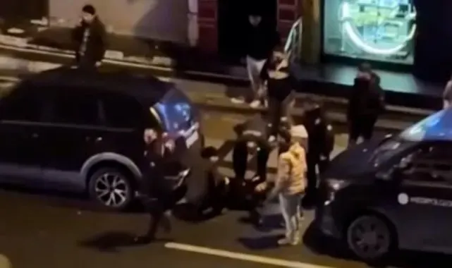 Bağcılar'da cadde ortasında silahlı saldırı: 2 yaralı