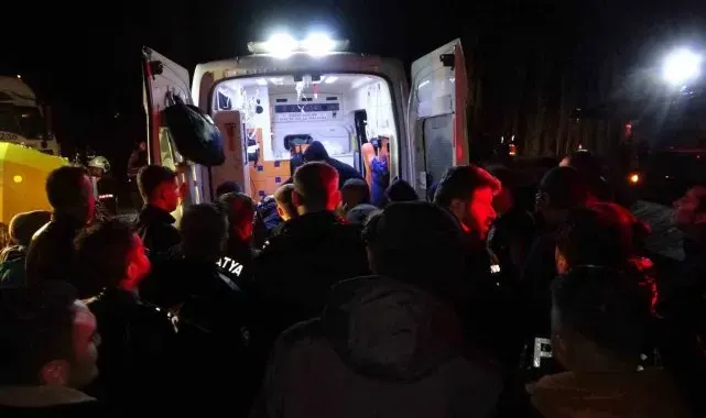 Malatya'da devrilen tırın altında kalan 2 polisten biri şehit oldu