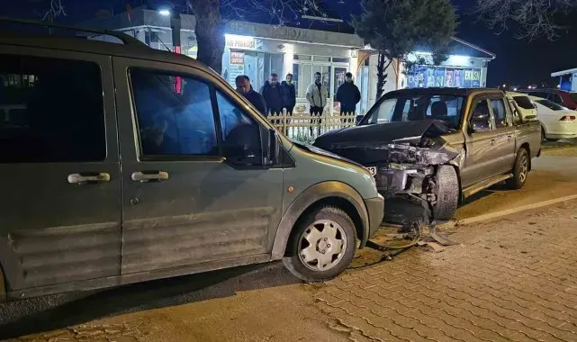 Pikap ile hafif ticari araç kafa kafaya çarpıştı: Sürücüler burnu bile kanamadan kurtuldu