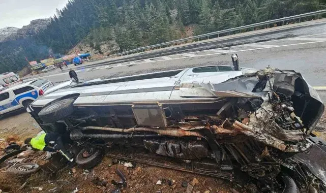 Antalya'da yolcu minibüsü devrildi: 9 yaralı