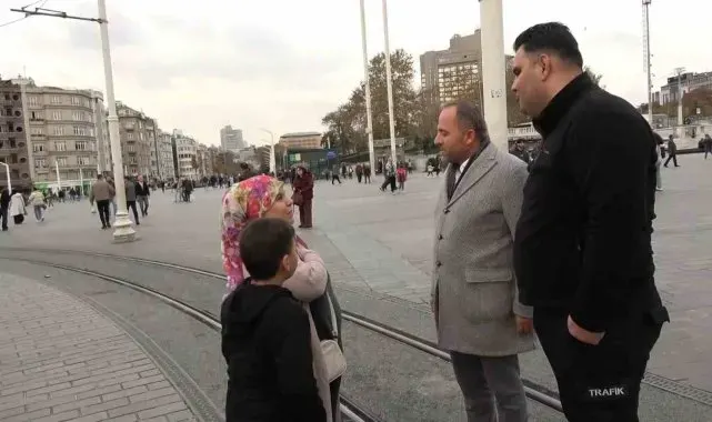 Taksim'de kaybolan çocuğun ailesini polisler buldu