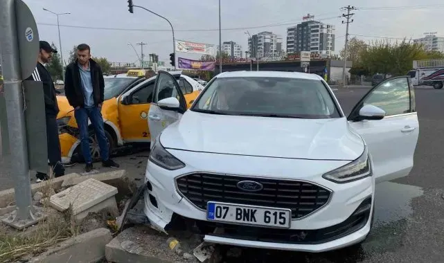 Diyarbakır'da iki otomobil çarpıştı: 1 yaralı