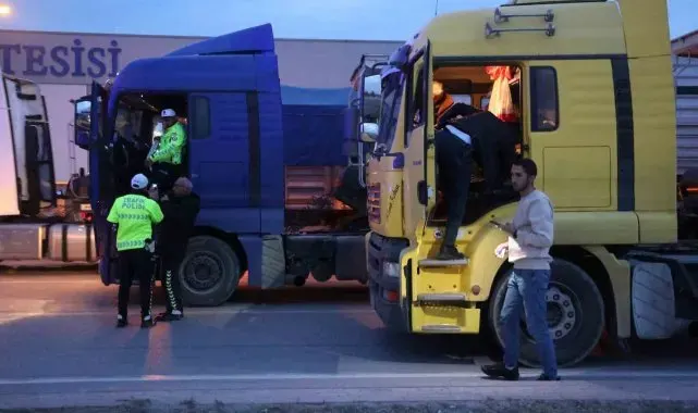 Tehlikeli hareket yaparak seyreden tırlar, polisten 30 kilometre kaçtı