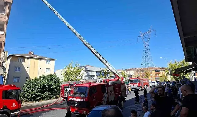 Ataşehir'de 5 katlı binanın çatı katında yangın