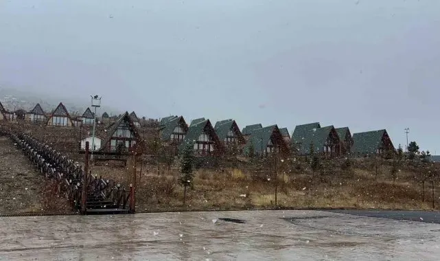 Sivas'ın yüksek kesimlerinde yağmur, yerini kar yağışına bıraktı