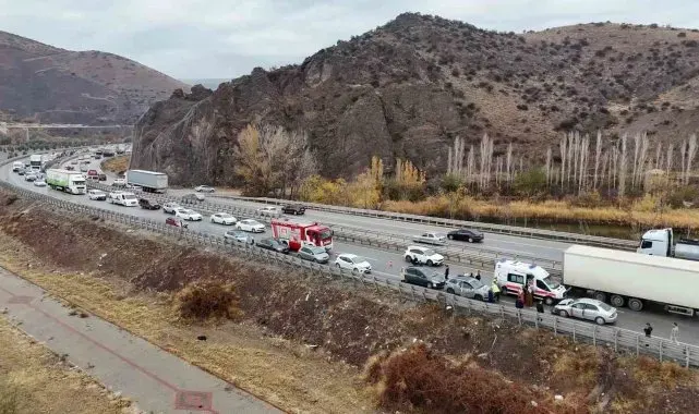 Yağmurla gelen kazalar: Düğün konvoyundaki otomobil bariyere çarptı, 5 kişi yaralandı