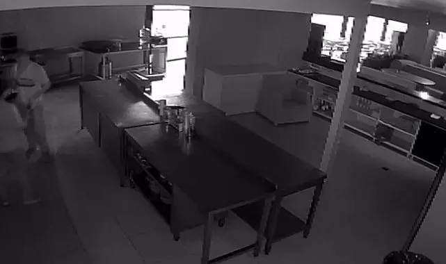Pişkin hırsızlar kamerada: Hırsızlık için girdikleri kafede sucuklu yumurta yapıp yediler