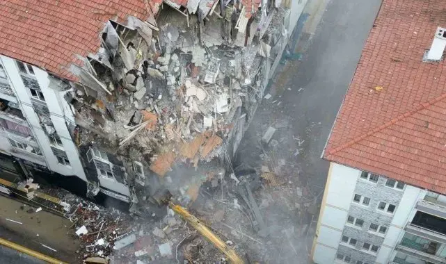 Doğal gaz patlamasında 1 kişinin öldüğü, 33 kişinin yaralandığı Hilal Apartmanı'nın yıkımına başlandı