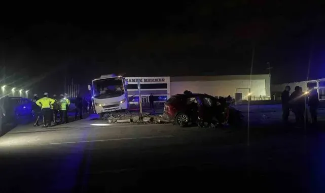 Polis minibüsü ile otomobil çarpıştı: 1 ölü, 11 yaralı