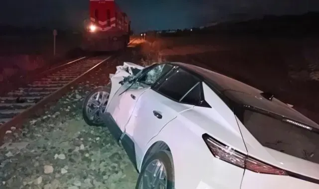 Isparta'da yük treni otomobile çarptı, sürücü ağır yaralandı