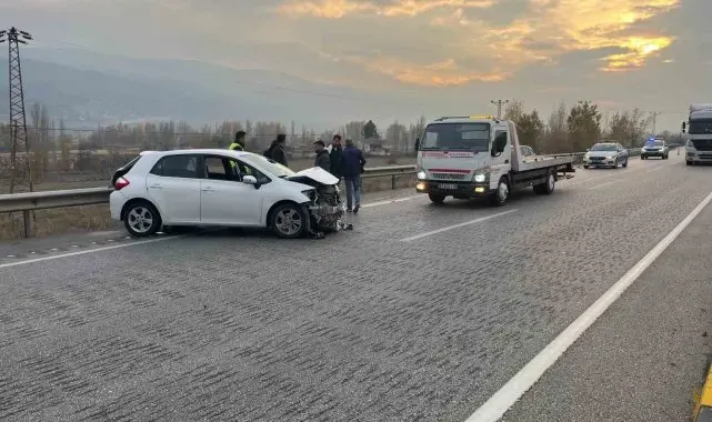 D100'de otomobil bariyerlere çarptı: 1 yaralı