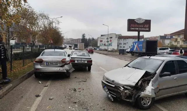 Zincirleme kazada 1'i bebek 3 kişi yaralandı