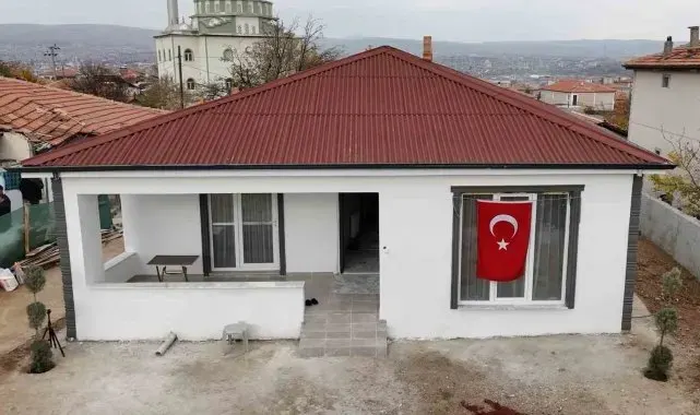 Yangının izleri silindi: Zihinsel engelli "Polis Adem" ve ailesi yeni evine kavuştu