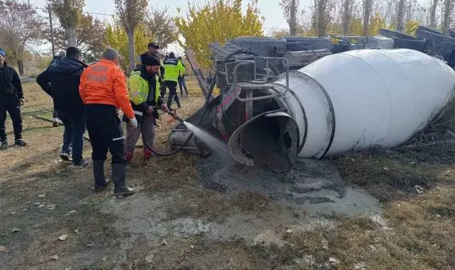Devrilen beton mikseri içindeki beton boşaltılarak kaldırıldı