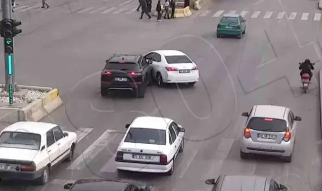 Dikkatsizlik ve hız kazaya neden oldu: O anlar kamerada