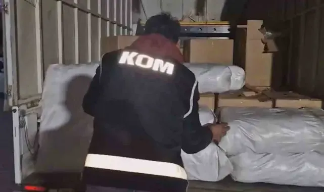 Kamyonet kasasından 821 kilogram kaçak tütün çıktı