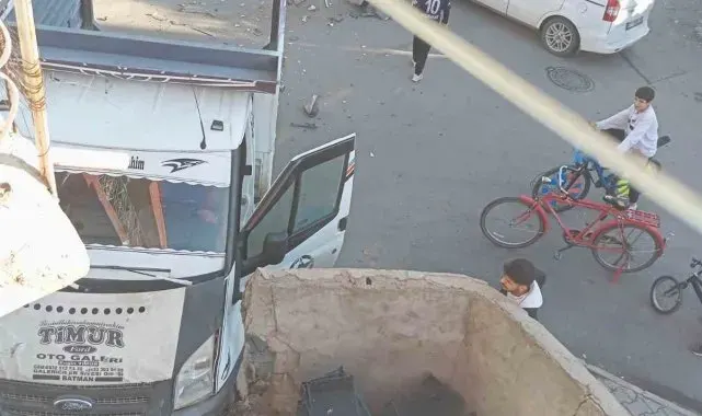 Batman'da hafif ticari araçla çarpışıp kontrolden çıkan kamyonet bahçe duvarına çarptı: 2 yaralı