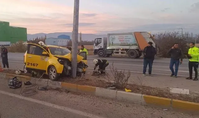 Konya'da ticari taksi direğe çarptı: 3 yaralı