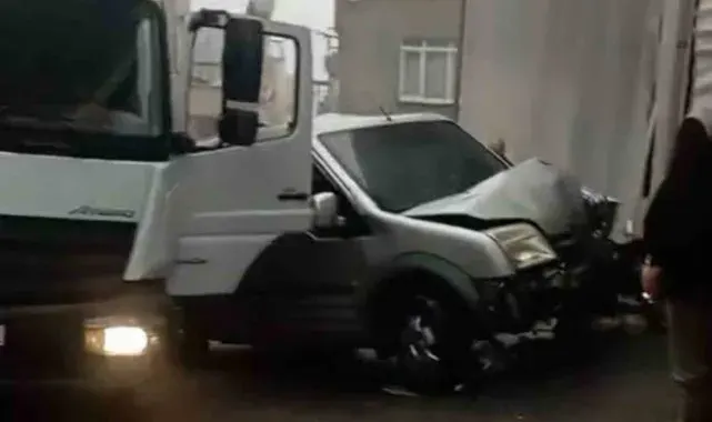 Freni patlayan BİM kamyonu 3 aracı hurdaya çevirdi
