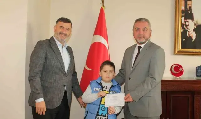 İlkokul öğrencisi Can harçlıklarını Kur'an kursu inşaatına bağışladı