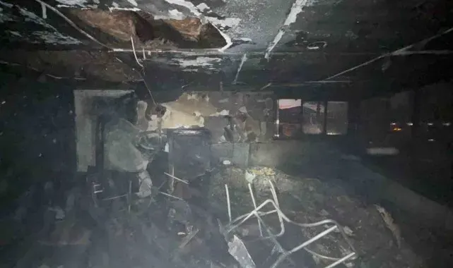 Isparta'da apartmanın en üst katında çıkan yangın güçlükle söndürüldü