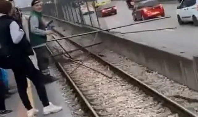 Kamyondan düşen demirler trafik ve metro seferlerini aksattı