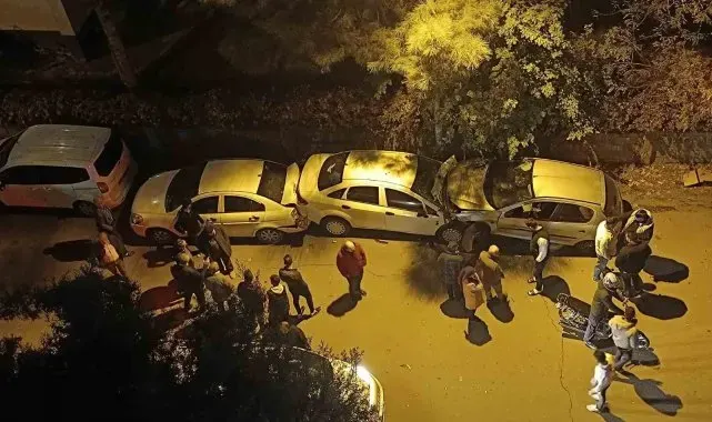 Kontrolden çıkan otomobil önce motosiklete ardından park halindeki araçlara çarptı: 2 yaralı