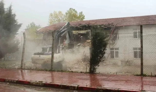 Türkeli'nin ilk lisesi olan 60 yıllık okulun yıkımına başlandı