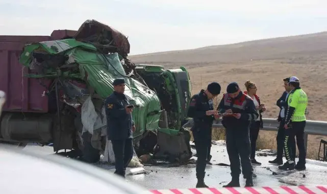 Kamyonların kafa kafaya çarpıştığı kazada hayatını kaybeden sürücülerin kimlikleri belli oldu