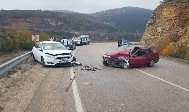 İki otomobilin çarpıştığı kazada 8 kişi yaralandı