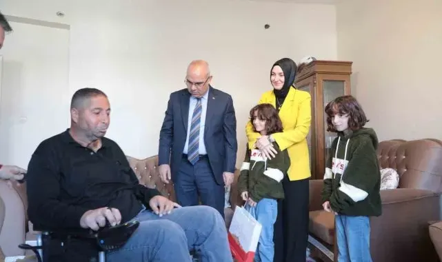 Vali Koç, özel gereksinimli bireye tekerlekli sandalye hediye etti