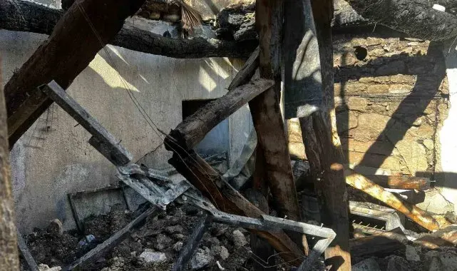 Evleri küle dönen aileye Denizli Büyükşehir Sevgi Eli destek oldu