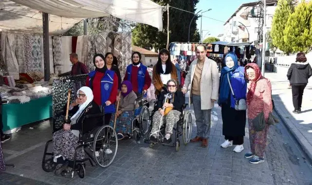 Huzurevi sakinleri gönüllüler eşliğinde pazarda alışveriş yaptı