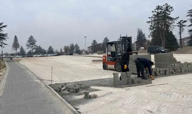 Yunus Emre Devlet Hastanesi'nin otoparkında yenileme çalışması yapılıyor