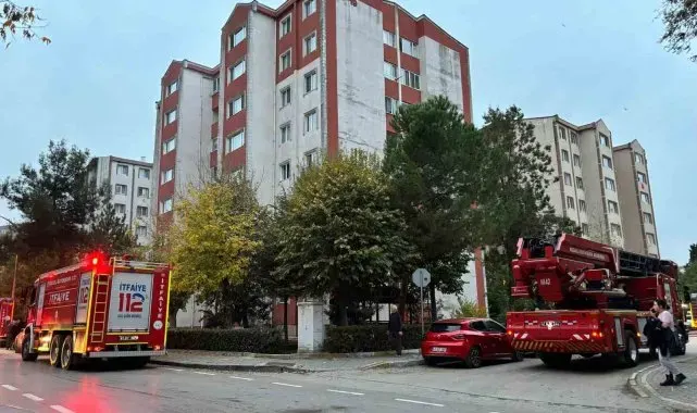 Evin balkonundaki eşyalar yandı, itfaiyenin erken müdahalesi faciayı önledi