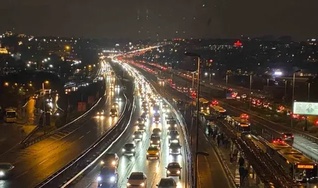İstanbul'da yağışla birlikte trafik yoğunluğu yüzde 90'a yaklaştı