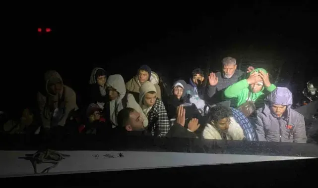 Arızalanan lastik bottaki 23 düzensiz göçmen kurtarıldı