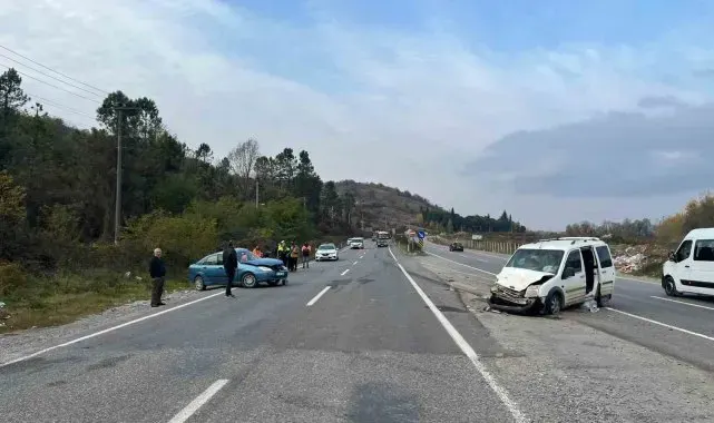 "U" dönüşü yapan otomobil hafif ticari araçla çarpıştı: 6 yaralı