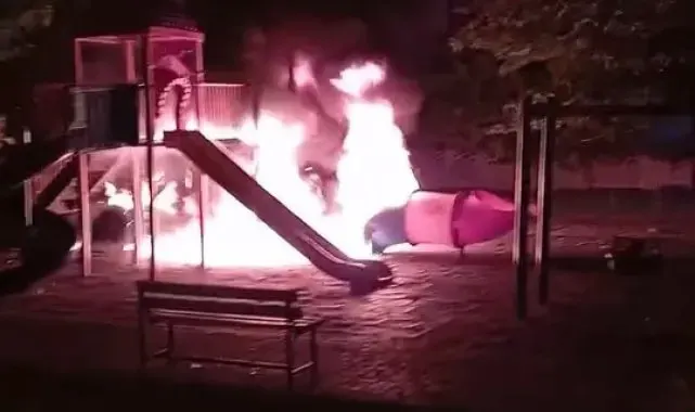 Elazığ'da çocuk parkı alev alev yandı
