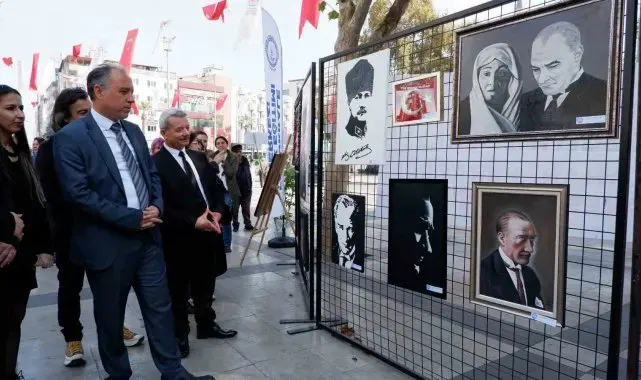 Atatürk'ü anlatan resimler duygusal anlar yaşattı