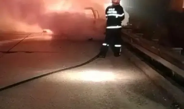 TEM'de motor kısmında yangın çıkan otomobil alev topuna döndü