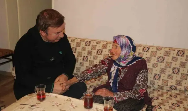 Çalışma azmiyle Türkiye'ye örnek olan 79 yaşındaki 'Dilber anne'yi Vali Aydoğdu evinde ziyaret etti