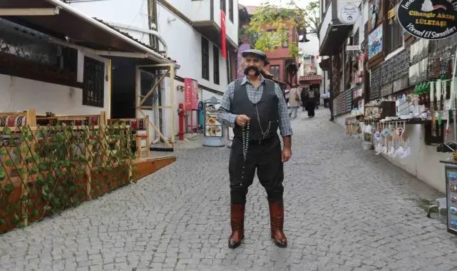Gören dönüp bir daha bakıyor