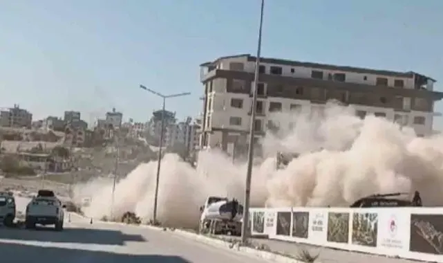 Hatay'da ağır hasarlı 9 katlı binalar iş makinesinin dokunuşuyla yerle bir oldu