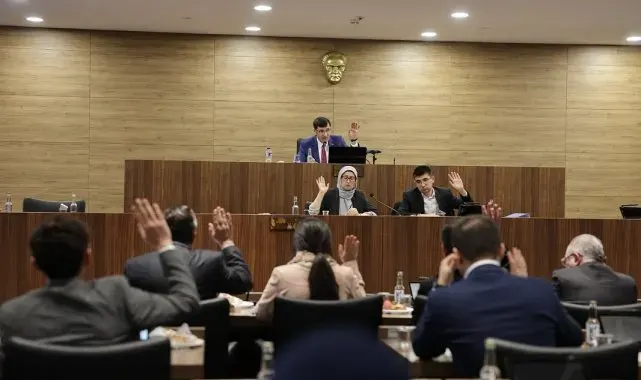 Belediye Başkanı Kahveci AK Parti ve MHP'li meclis üyelerini alkışladı