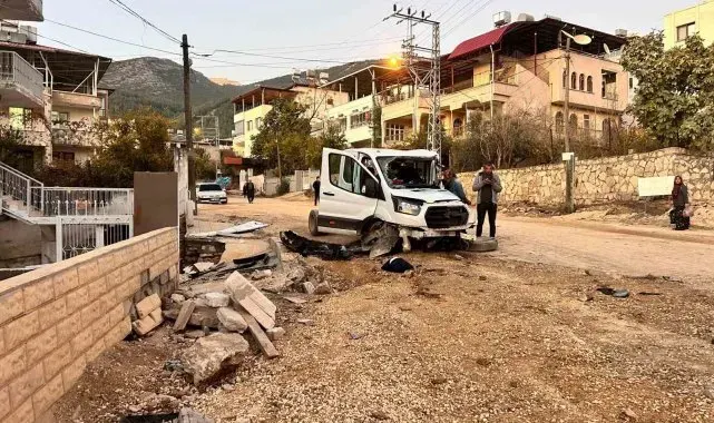 Freni patlayan kamyon 2 aracı biçti, ortalık savaş alanına döndü: 4 yaralı