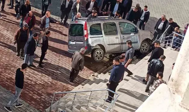 Siirt'te direksiyon başında baygınlık geçiren sürücü, aracıyla hükümet konağına daldı